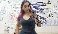 Diện trang phục giản dị, người phụ nữ vẫn bị 2 công ty đuổi việc vì 