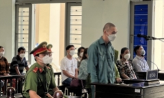 Dùng máy cưa cắt trúng cổ người đàn ông vì có ác cảm