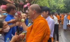 Chùa Ba Vàng bị yêu cầu gỡ bỏ video chư tăng ni nhận tiền gây phản cảm