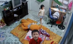 Đang học trực tuyến, 2 cháu bé bị cướp mất iPad, khóc lóc cầu cứu mẹ qua camera