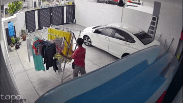 Clip: Chủ nhà tá hoả trước hành động của hàng xóm khi check camera