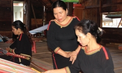 Đưa thổ cẩm đến trời Tây