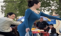 Cô gái mặc váy ôm sát cơ thể, đi chợ mua rau gây chú ý