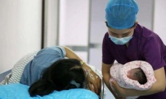 Con vừa chào đời bị y tá vung tay đánh đến bật khóc, mẹ biết lý do liền cảm ơn rối rít