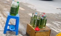 Hà Nội yêu cầu dẹp bỏ hoạt động bán xăng dầu bằng chai, lọ ven đường