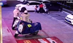 Video: Phản ứng nhanh như chớp, mẹ cứu con thoát nạn trong gang tấc