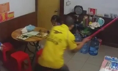 Người đàn ông bị vợ kiện ra tòa vì đánh đập, ép con 7 tuổi học toán đại học