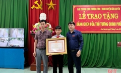 Trao bằng khen của Thủ tướng cho nam sinh lớp 8 cứu hai em nhỏ đuối nước