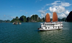 Du khách rơi từ tàu xuống biển tử vong khi tham quan vịnh Hạ Long 