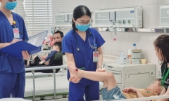Liệt tứ chi kèm khó nói, bé trai 7 tuổi ở Phú Thọ mắc bệnh cực hiếm ở trẻ nhỏ
