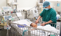 Bé trai 20 tháng tuổi bị hoại tử bộ phận sinh dục do gia đình tự đắp lá cây chữa nhọt