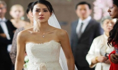 Cô dâu say khướt ngã vào lòng tình cũ trong đám cưới, hành động của chú rể mới 