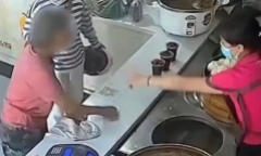 Được cửa hàng giúp đỡ suốt một năm, bà lão ăn xin có hành động