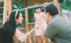 Con gái 4 tuổi của Trường Giang - Nhã Phương lần đầu lộ diện cận mặt