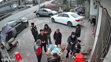Video: Quay lại khi nghe thấy tiếng nổ lớn, người phụ nữ bị pháo hoa bắn vào mắt