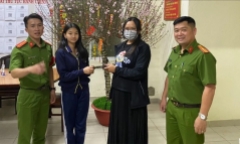 Nhặt được điện thoại gần 20 triệu, nữ sinh lớp 7 nhờ công an trả cho người đánh mất