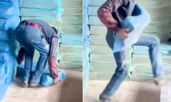 Con đưa bài kiểm tra điểm kém, ông bố cửu vạn lặng lẽ làm một việc khiến cậu bé rơi nước mắt