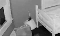 Bà mẹ đang ngủ thì cảm giác có người nhìn, kiểm tra camera xong sợ “xanh mặt”