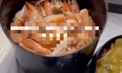 Bị chồng chê luộc tôm không bóc vỏ, vợ lập tức có màn trả đũa cao tay khiến anh “méo mặt”