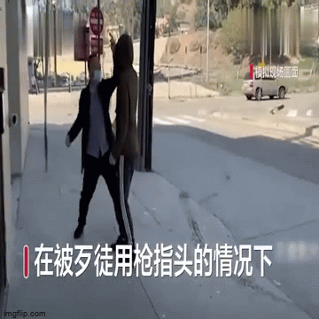 Video: Bị cướp chĩa súng uy hiếp, người đàn ông tung đòn hạ gục trong “nháy mắt”