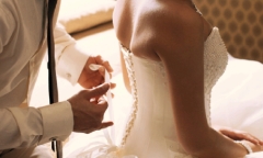 Cô dâu thẹn thùng ôm chồng đêm tân hôn, sáng sớm nhìn người nằm bên cạnh liền tái mặt