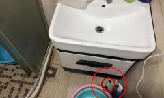 Cô gái phát hiện camera quay lén trong phòng tắm, sốc nặng khi kẻ đứng sau lộ mặt