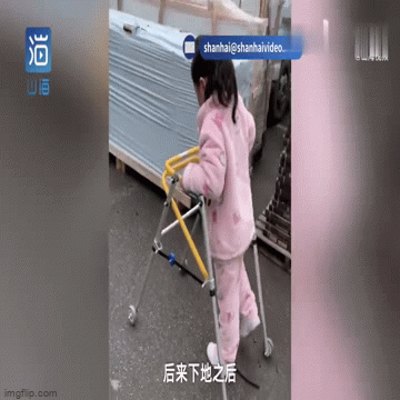 Bé 8 tuổi không may liệt nửa người, kỳ tích sau 2 năm khiến ai nấy rơi nước mắt
