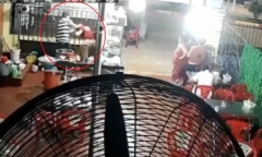 Người phụ nữ bán mì Quảng bị khách đánh bầm tím mặt