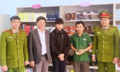 Phát hiện túi đen chứa hơn 80 triệu đồng, nam sinh lớp 8 báo ngay giáo viên để tìm người đánh mất