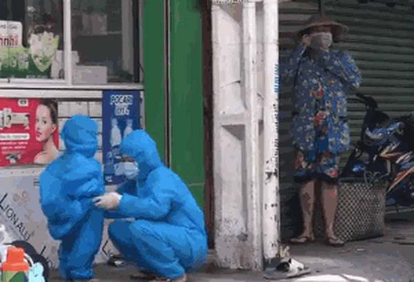 Clip: Cháu chuẩn bị vào khu cách ly, bà nội đứng từ xa bật khóc nức nở