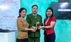 Nhặt được 1 cây vàng, cô giáo mầm non báo công an để trả người mất