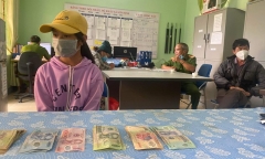 Nhặt được cọc tiền buộc trong dây thun, nữ sinh 13 tuổi nhờ công an trả lại người mất