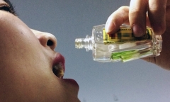 Bỏng giác mạc vì nhỏ nhầm dầu gió vào mắt