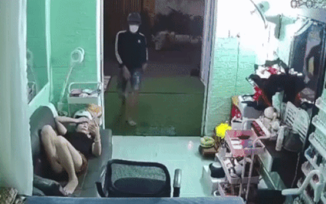 Video: Cô gái đang nằm trên sofa xem điện thoại bị giật điện thoại trong nháy mắt 