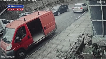 Kiểm tra camera, chủ nhà tá hỏa khi chứng kiến một vụ bắt cóc ngay trước mắt