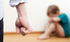 Bạo hành trẻ em dưới 18 tuổi phạt bao nhiêu năm tù?