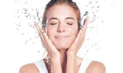 Hướng dẫn cách chăm sóc da mụn mùa hè
