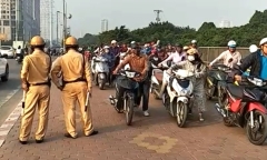 Dắt xe máy đi ngược chiều trên vỉa hè có bị phạt không?