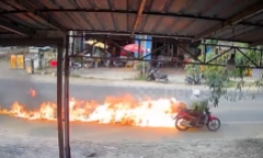 Clip: Rùng mình xe máy bốc cháy 