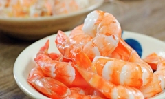 Luộc tôm nên dùng nước nóng hay nước lạnh?