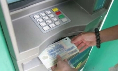 Đi rút tiền, sững sờ phát hiện tập tiền 500.000 đồng bị bỏ quên tại cây ATM