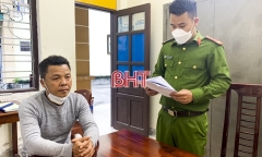 Táo tợn cướp giật túi của cô gái vừa rút tiền tại cây ATM