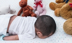 Bé gái 2 tháng tuổi tử vong đột ngột khi ngủ cùng mẹ