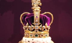 Anh chỉnh sửa vương miện Thánh Edward cho lễ đăng quang của Vua Charles III