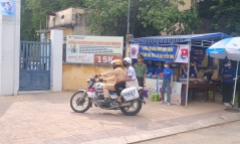 Cảnh sát giao thông đón thi sinh ngủ quên trước giờ thi môn Toán