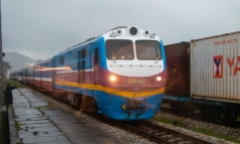 Hàng trăm người dân ở Nghệ An đội mưa vá đê trong đêm