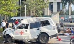 Xe cứu thương đâm vào trụ điện, tài xế tử vong