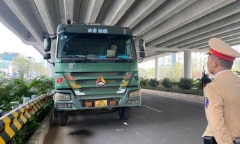Hà Nội: Loạt xe tải ngang nhiên lưu thông vào giờ cấm