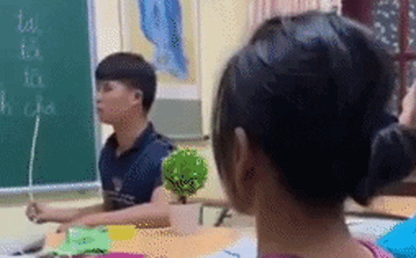 Mẹ 50 tuổi lần đầu được học chữ khiến dân mạng không khỏi rưng rưng nước mắt 