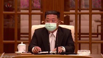 Ông Kim Jong-un lần đầu tiên đeo khẩu trang trước công chúng